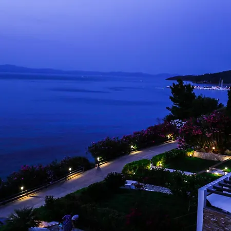 Agnanti Seafront With Pool パリウリ