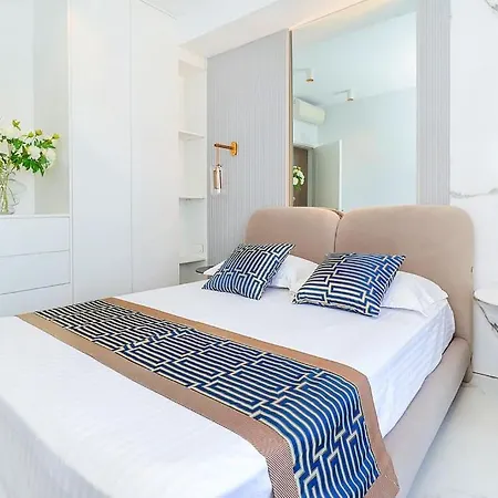 ヴィラ Agnanti Seafront With Pool パリウリ